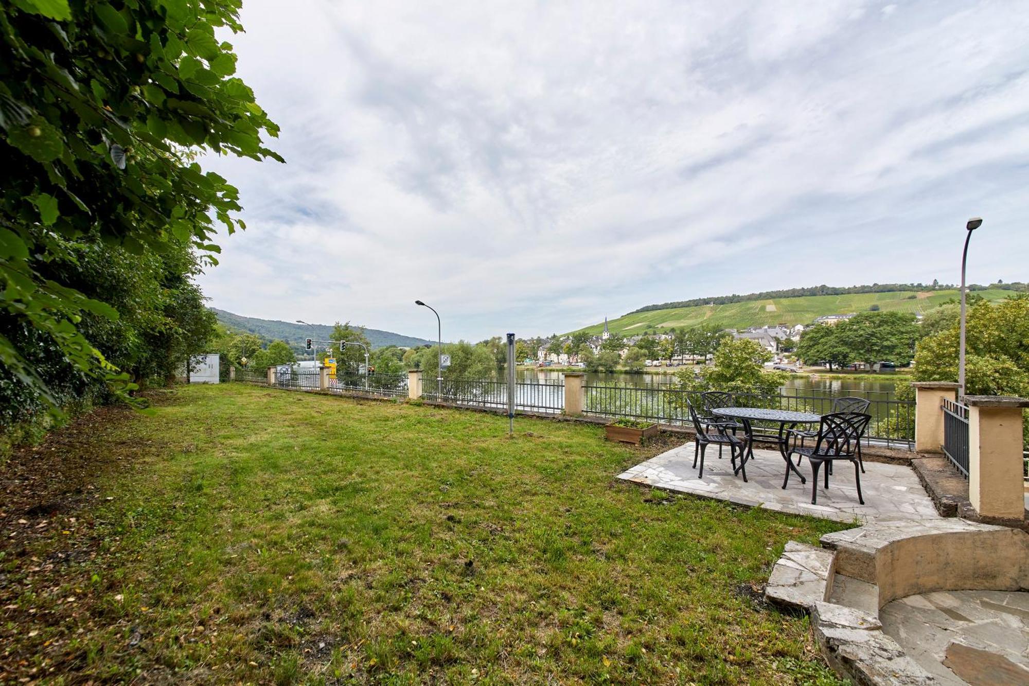 Moselblick Apartment Бернкастел-Кюс Екстериор снимка